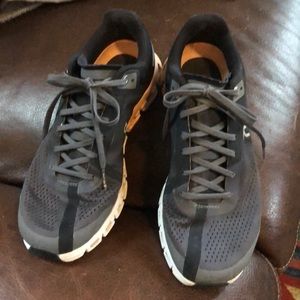 On - cloudflow women’s size 9 - GUC